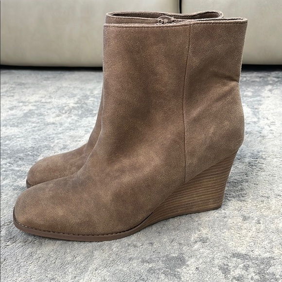 New Dolce Vita Rupart Wedge Ankle Bootie Faux Suede Truffle Tan Sz 12 - Picture 2 of 12